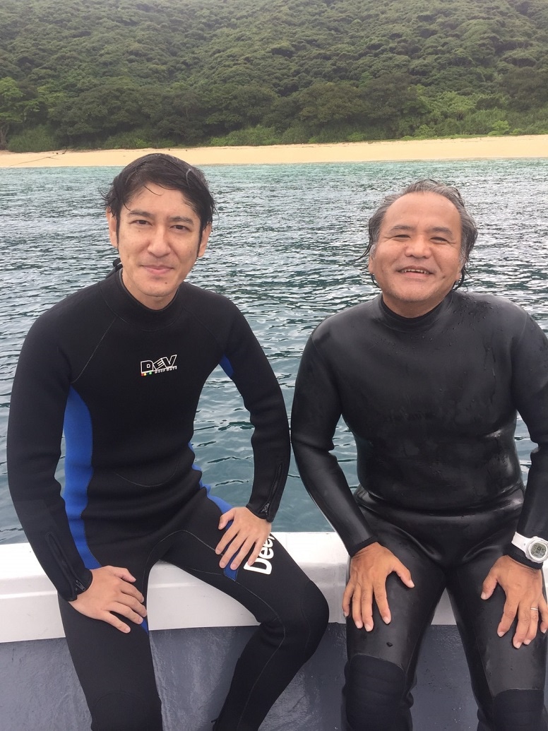 「これぞニッポンの海～美しい海に魅了された人たち～」で奄美群島を訪れる、ココリコ田中（左）。(c)中京テレビ