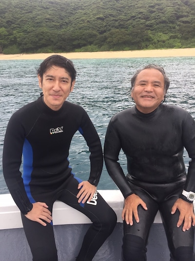 「これぞニッポンの海～美しい海に魅了された人たち～」で奄美群島を訪れる、ココリコ田中（左）。(c)中京テレビ