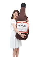 夏用養命酒ジャンボ抱きまくらを抱える乙葉。