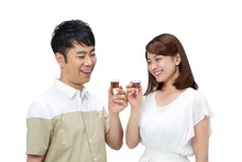 装飾された薬用養命酒のカップを持つ藤井隆（左）と乙葉（右）。