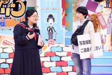 ネタを披露するハリセンボン。