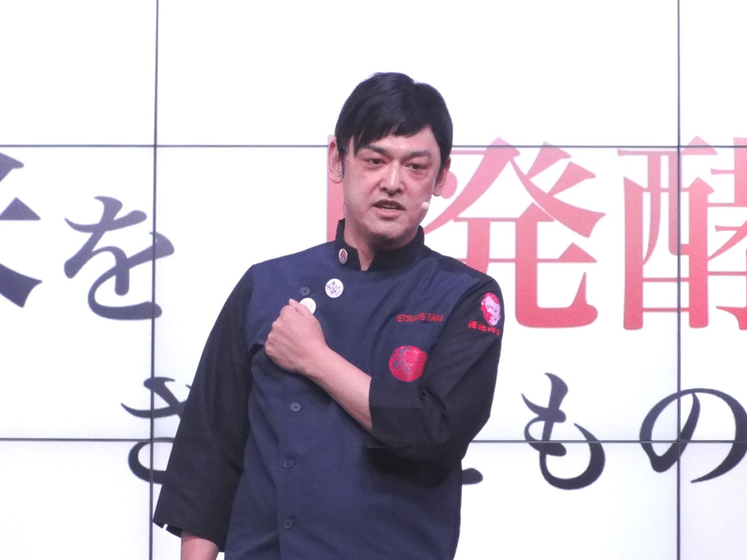 日本酒の魅力を熱弁するシャンプーハットてつじ。