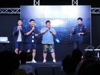 ステージに迎えられた後輩芸人の（左から）藤崎マーケット田崎、ビタミンSお兄ちゃん、ミサイルマン西代。