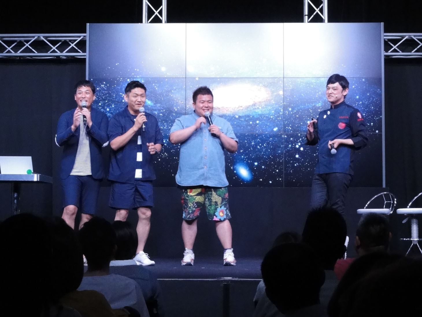 ステージに迎えられた後輩芸人の（左から）藤崎マーケット田崎、ビタミンSお兄ちゃん、ミサイルマン西代。