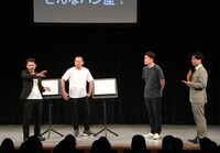 千鳥・大悟（左から2人目）と大喜利対決を繰り広げるデルマパンゲ迫田（左端）。