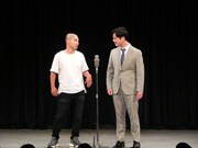 丸刈りにしたデルマパンゲ迫田（左）。