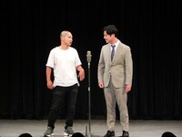 丸刈りにしたデルマパンゲ迫田（左）。