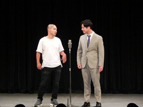 丸刈りにしたデルマパンゲ迫田（左）。