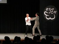 バリカンを持って広木（右）に迫る迫田（左）。