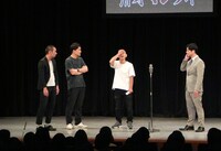 丸坊主にしたデルマパンゲ迫田（左から3人目）。