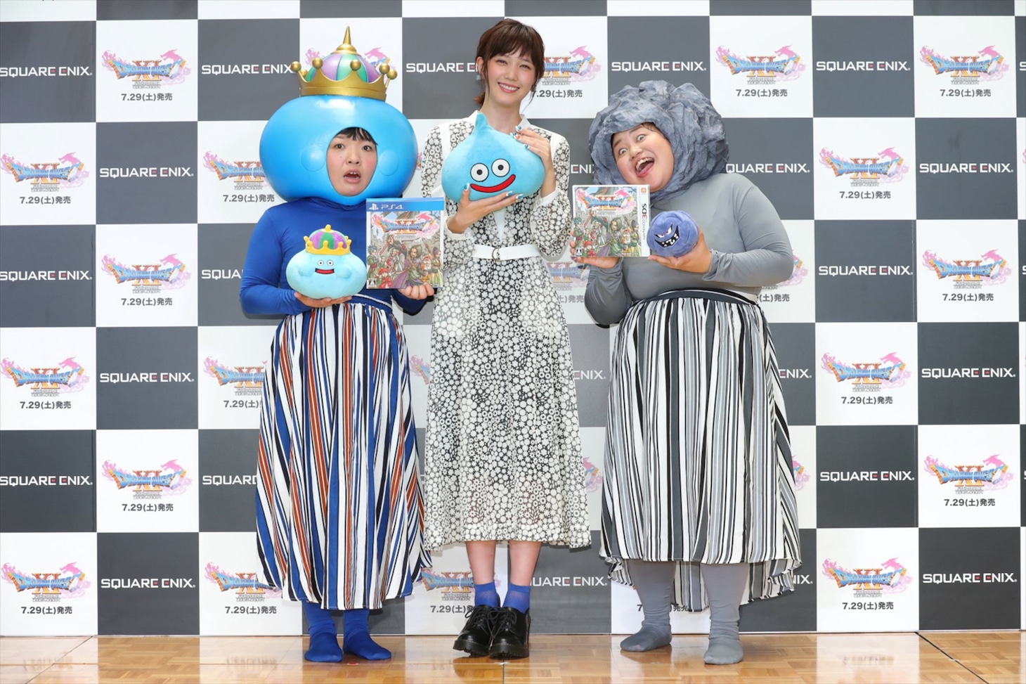 「ドラゴンクエストXI 過ぎ去りし時を求めて」の新CM発表会に登壇した、おかずクラブと本田翼（中央）。