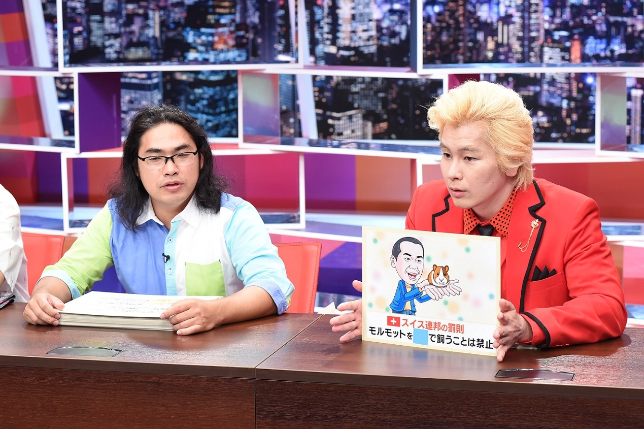「採用！フリップNEWS」に出演する（左から）ロッチ中岡、メイプル超合金カズレーザー。(c)中京テレビ