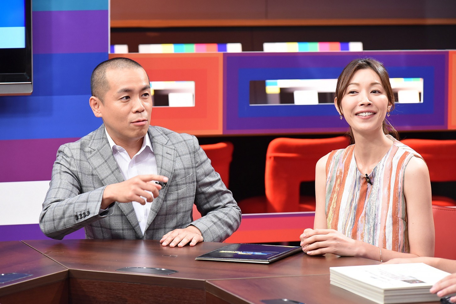 （左から）タカアンドトシ・トシ、滝沢沙織。(c)中京テレビ