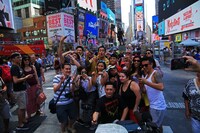 現地ファンに囲まれるピコ太郎。