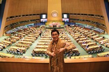 ピコ太郎。国連総本部にて。