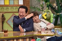 左から草野仁、メッセンジャー黒田。(c)読売テレビ
