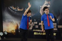 集まったギャラリーにも手を振る銀シャリ鰻（左）。