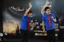 集まったギャラリーにも手を振る銀シャリ鰻（左）。