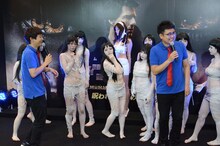 コスプレイヤーに紛れる葉加瀬マイに気づいた銀シャリ。