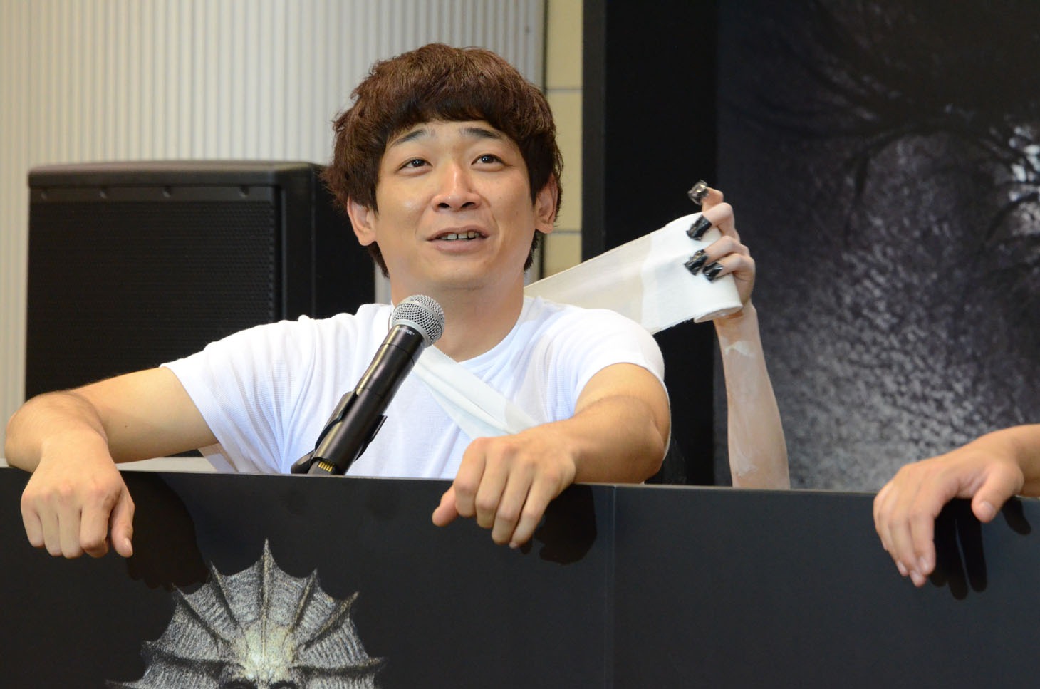 包帯を巻かれる銀シャリ鰻。