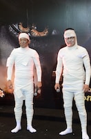 ミイラに扮する銀シャリ。