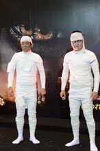 ミイラに扮する銀シャリ。