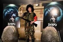 シガニー・ウィーバー演じるエレン・リプリーになりきる友近。