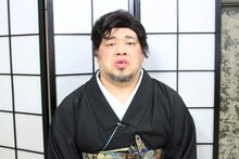 動画「【持ち方先生】お箸の持ち方講座（1）【野性爆弾くっきー】」のワンシーン。