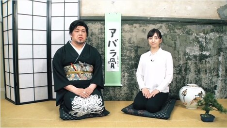 動画「【持ち方先生】お箸の持ち方講座（1）【野性爆弾くっきー】」のワンシーン。