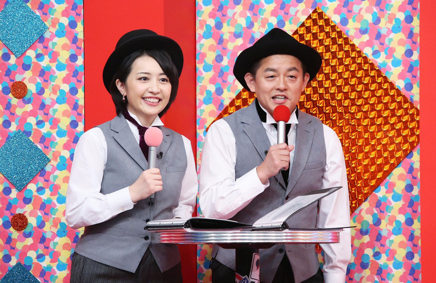 左から、進行役の相内優香（テレビ東京アナウンサー） 、スピードワゴン井戸田。