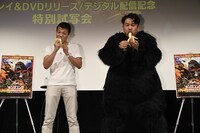 亀田興毅（左）とFUJIWARA藤本によるバナナ早食い対決の様子。