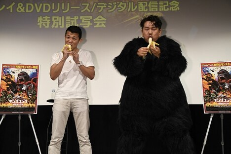亀田興毅(左)とFUJIWARA藤本によるバナナ早食い対決の様子。