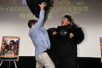 亀田興毅（左）とFUJIWARA藤本。