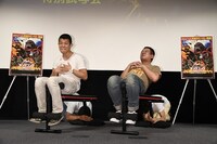 亀田興毅（左）とFUJIWARA原西による腹筋対決の様子。