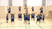 男子チアリーディングに臨むアキラ100%（中央）。(c)テレビ朝日