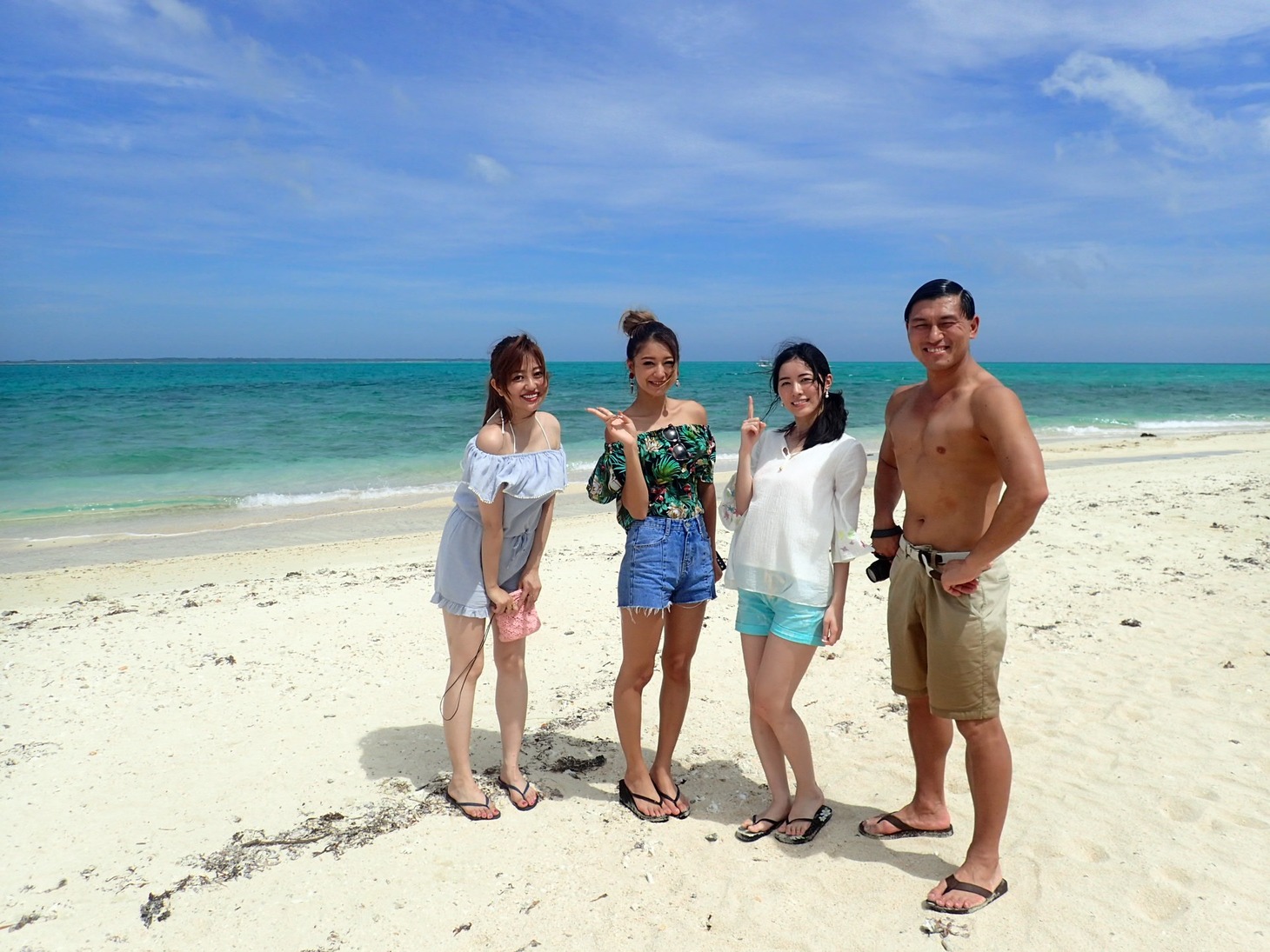 「旅ずきんちゃん」で沖縄の島巡りに臨む（左から）菊地亜美、みちょぱ、松井珠理奈、オードリー春日。(c)CBC
