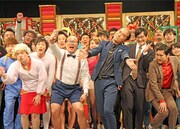 「お笑いトレンディ夜会（ナイト）3」に出演するトレンディエンジェル（中央）ら芸人たち。(c)BS朝日