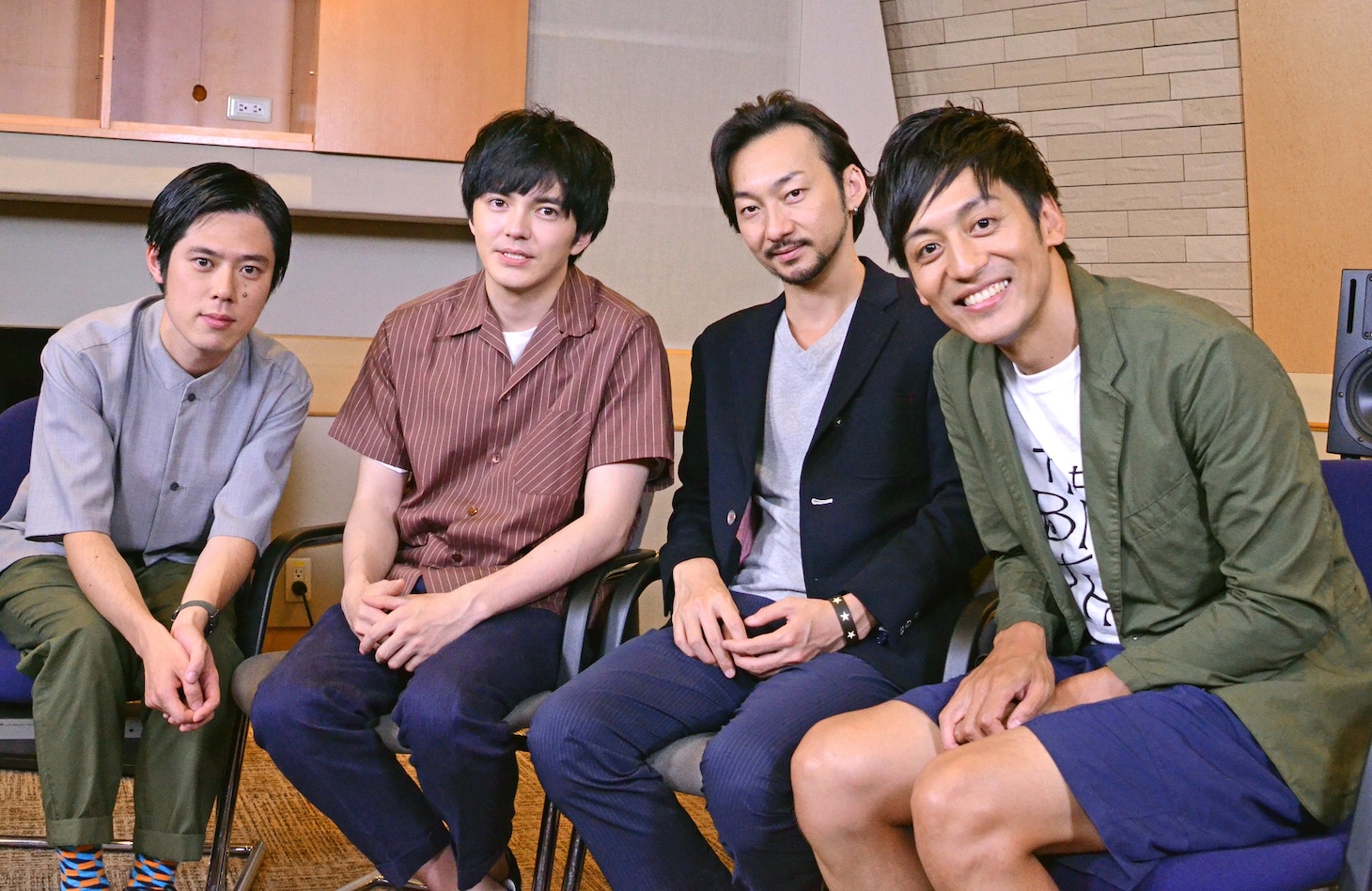 左から井下好井・好井、林遣都、波岡一喜、とろサーモン村田。