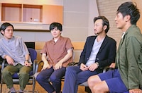 左から井下好井・好井、林遣都、波岡一喜、とろサーモン村田。