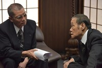 映画「アウトレイジ 最終章」より。左から塩見三省、西田敏行。(c)2017「アウトレイジ 最終章」製作委員会