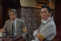 映画「アウトレイジ 最終章」より。左から中村育二、松重豊。(c)2017「アウトレイジ 最終章」製作委員会