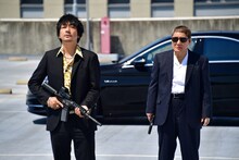 映画「アウトレイジ 最終章」より。左から大森南朋、ビートたけし。(c)2017「アウトレイジ 最終章」製作委員会