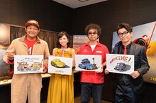 カーズ化された自身のイラストを持つ（左から）山口智充、松岡茉優、奥田民生、オリエンタルラジオ藤森。