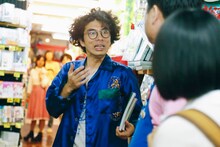 片桐仁役でヴィレッジヴァンガード下北沢店にやってくる片桐仁。