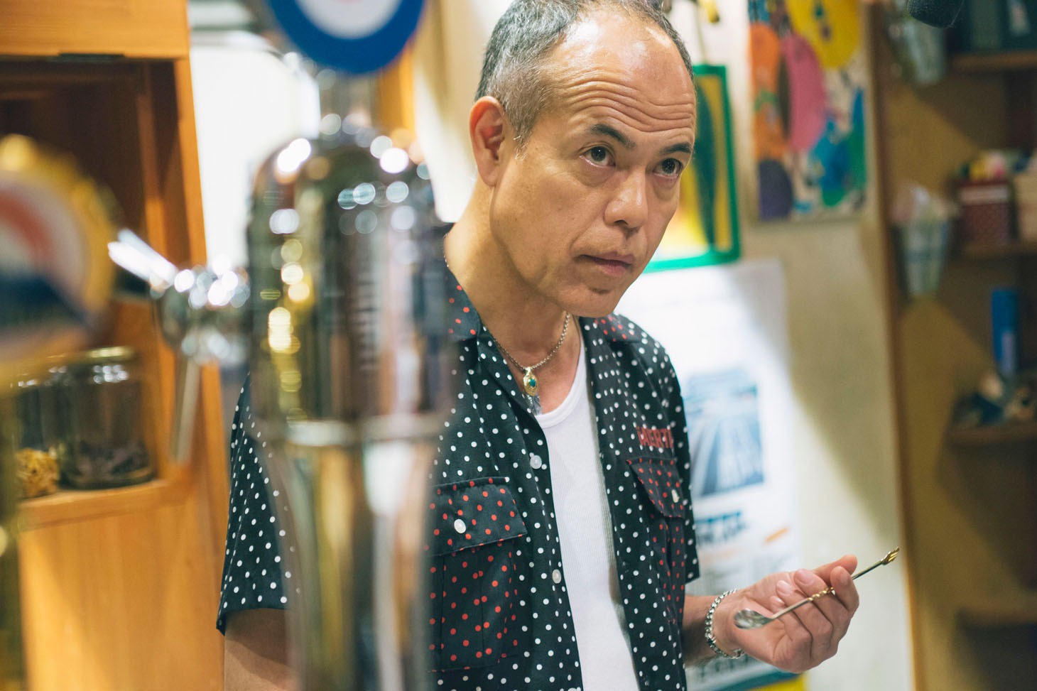 「手がビンになった男」のワンシーン。