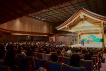 「笑い飯のおもしろ漫才ツアー」初日（奈良春日野国際フォーラム 能楽ホール公演）の様子。