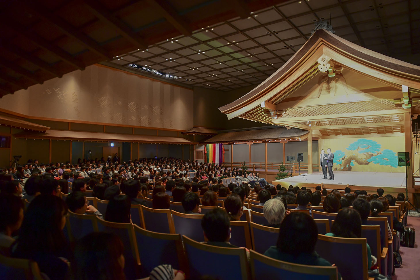「笑い飯のおもしろ漫才ツアー」初日（奈良春日野国際フォーラム 能楽ホール公演）の様子。