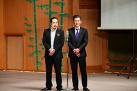 「笑い飯のおもしろ漫才ツアー」初日（奈良春日野国際フォーラム 能楽ホール公演）の様子。