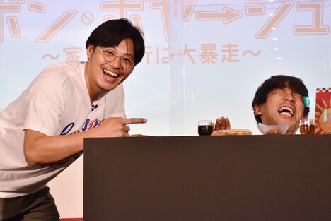 罰ゲームに悶絶してみせるアルコ＆ピース酒井（右）と、その横でポージングする平子。