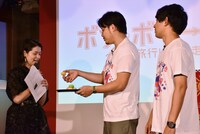 イベントMCの奥浜レイラ（左）に、マスタード入りのマカロンを食べさせるアルコ＆ピース。